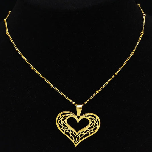 Collar Corazón Dorado Calado con Diseño Artístico